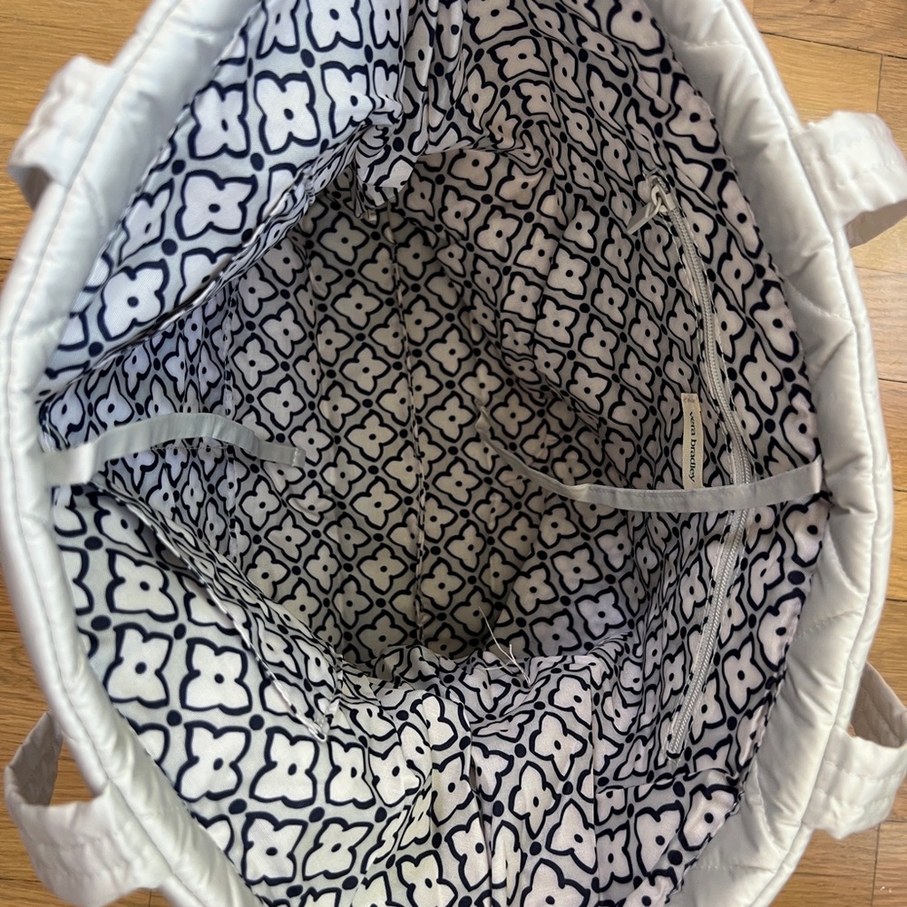NWT Vera Bradley East West Tote - Picture 4 of 8